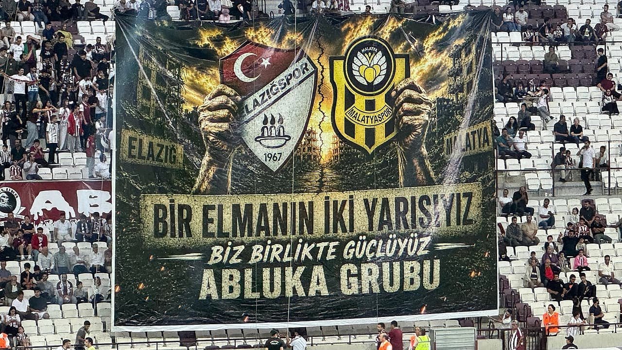 Abluka Grubu’ndan anlamlı pankart: 'Bir elmanın iki yarısıyız'