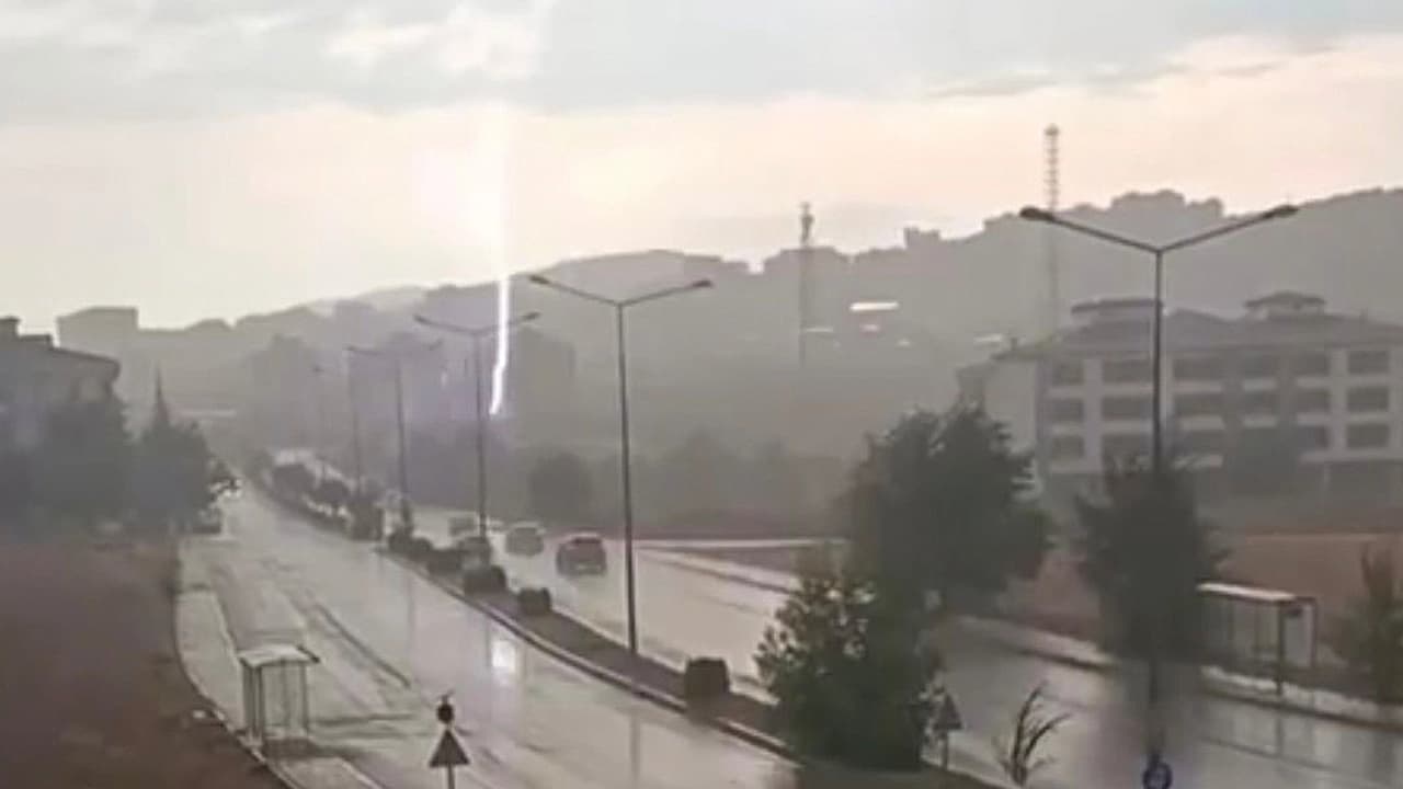 Elazığ'da yıldırım düştü