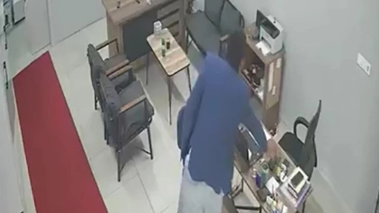 Tamirhaneye girdi, telefonu alıp kayboldu
