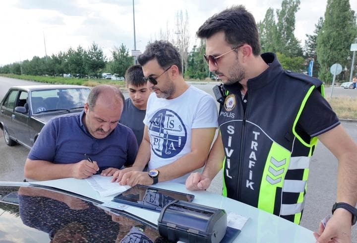 Kurduğu tuzağa kendisi de düştü! Korsan taksiciyi yakalattı ama cezadan kaçamadı