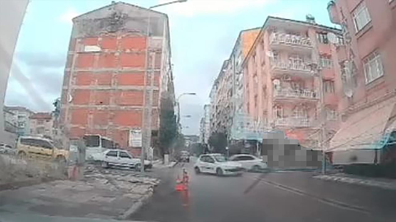 Pertek Caddesi’nde kaza kamerada: 2 araç çarpıştı