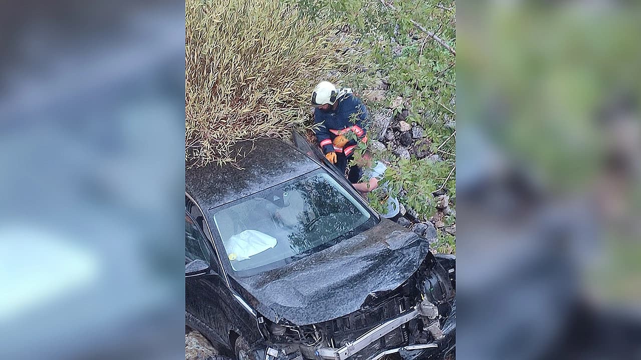 Karakoçan’da otomobil şarampole yuvarlandı: 1 yaralı