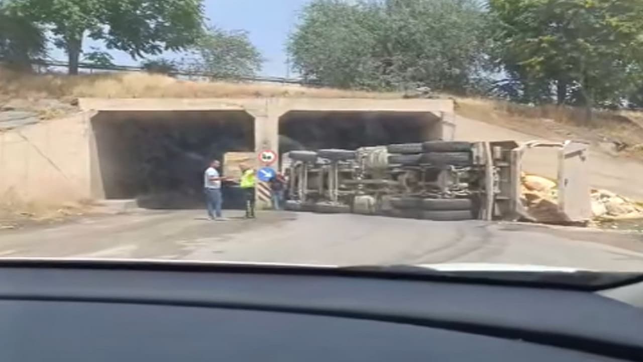 Elazığ’da korkutan kaza: Tır devrildi
