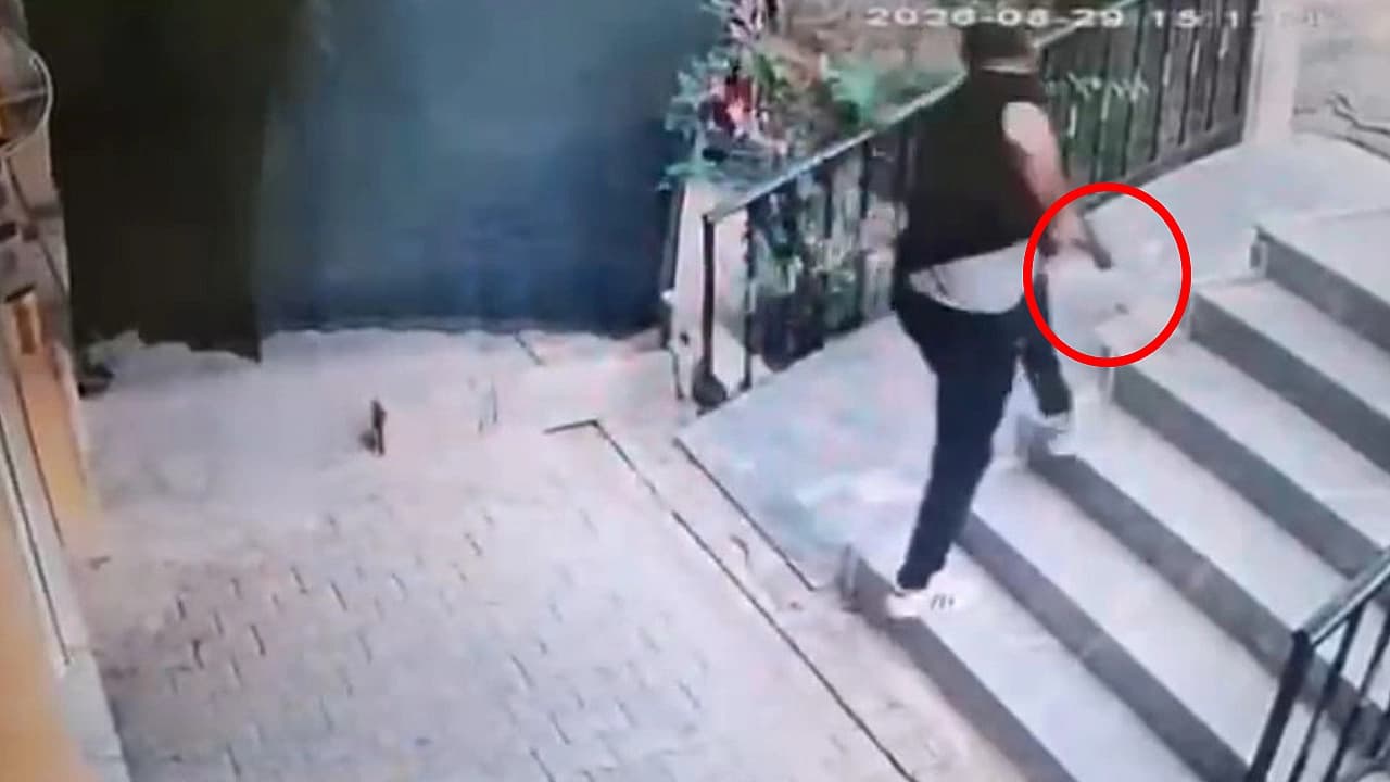 4 yaşındaki çocukların kavgasında silah çekildi
