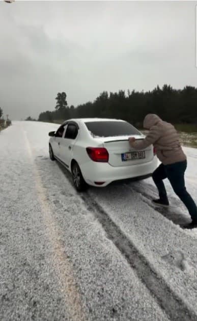 Sarıkamış’a yağan dolu yolları beyaza bürüdü