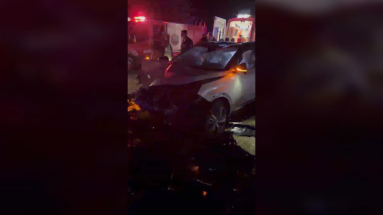 Kovancılar ‘da otomobil yolcu durağına çarptı: 2 yaralı