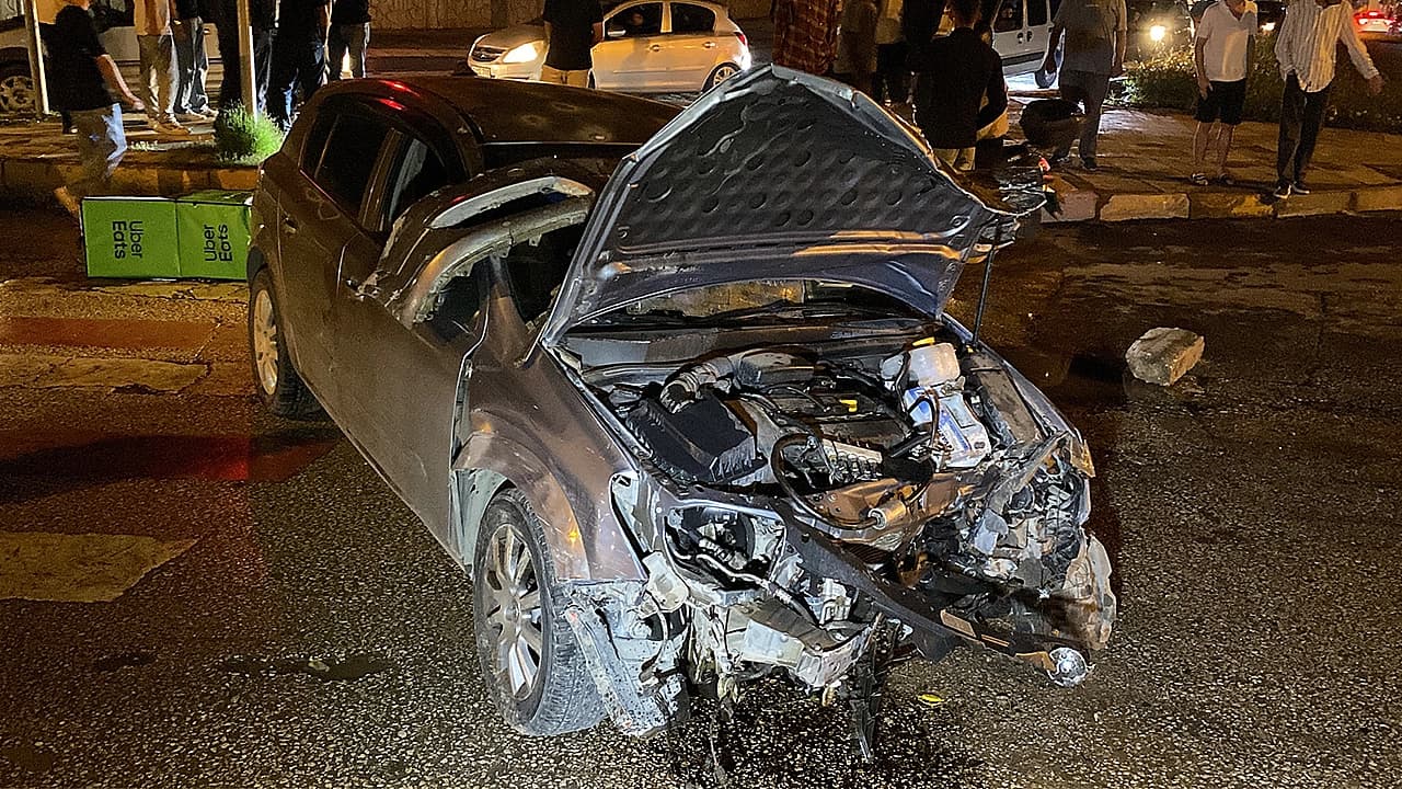Motosikletle çarpışan otomobil direği devirdi: 5 yaralı