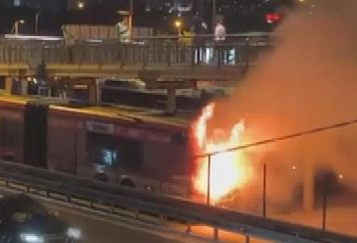 Seyir halindeki metrobüs alev alev yandı