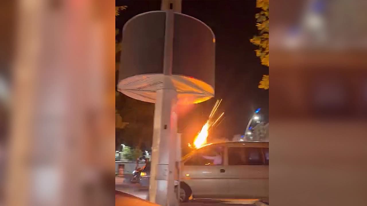 Elazığ’da düğün konvoyunda tehlikeli gösteri: araçtan havai fişek atıldı