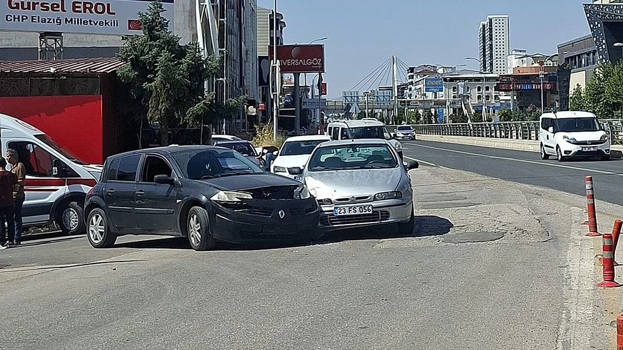 Elazığ’da iki otomobil çarpıştı