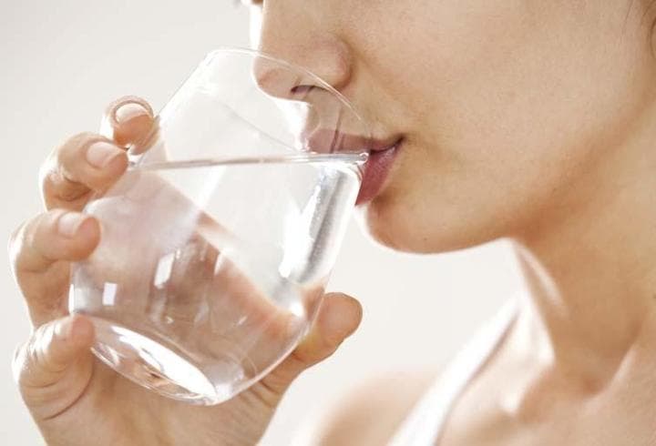 BEYNİ YAVAŞLATAN GÜNLÜK HATA! “Ne Kadar Çok Su, O Kadar Sağlıklı” Diyenler Dikkat! Gerçek Farklı Çıktı... Günde Kaç Litre Su İçilmeli?