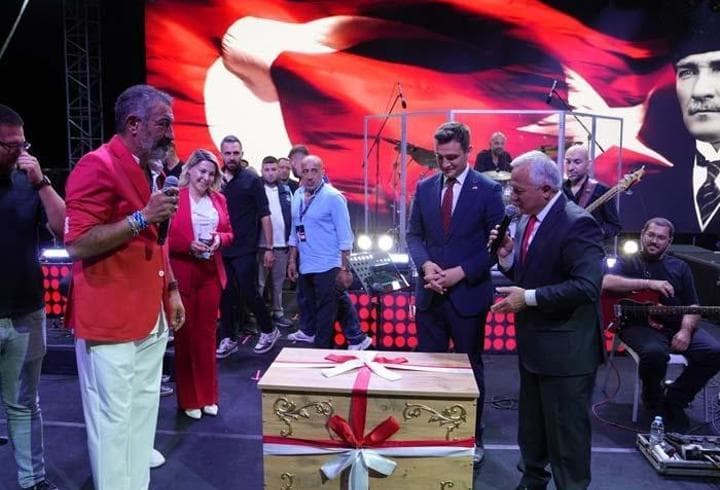Hakan Altun'a Sahnede Şaşırtan Hediye