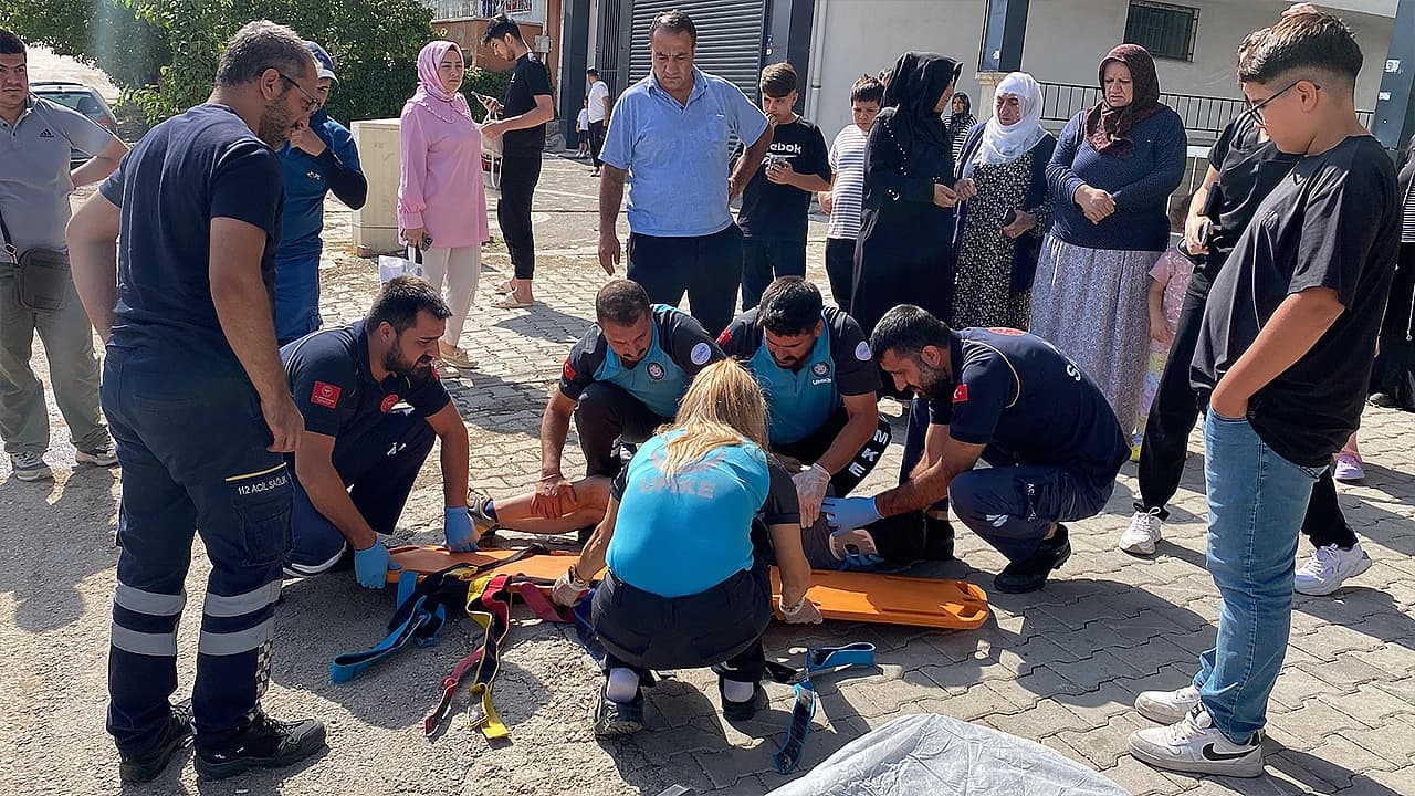 Elazığ’da bisiklet otomobile çarptı, 3 çocuk hastanelik oldu