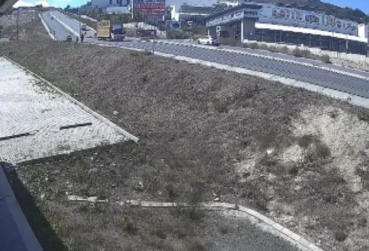 Başakşehir'de yokuştan korna çalarak indi; trafik ışıklarında bekleyen araçlara çarptı