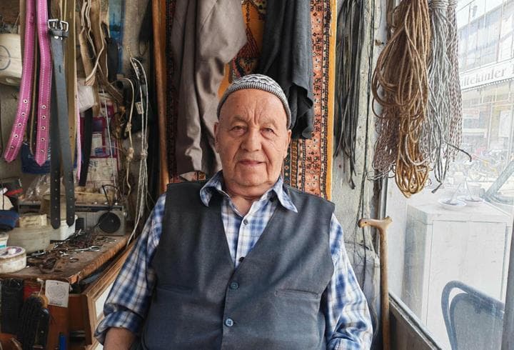 92 yaşındaki semer ustası, zanaatını yaşatmak için 2 bastonuyla dükkan açıyor