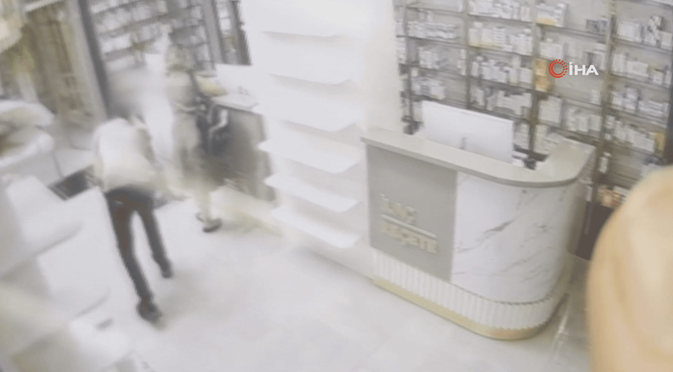 Eczanede "etek altı" skandalı. Görüntüler sonrası gözaltına alındı