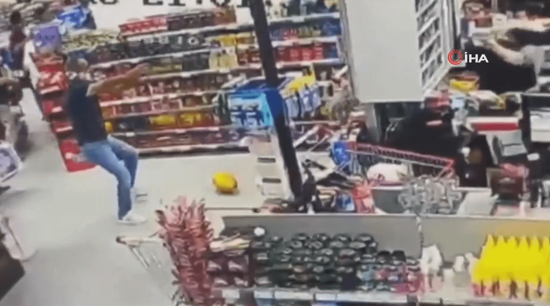 Markette silahlı düello. Müşterilerin arasında birbirlerine kurşun yağdırdılar