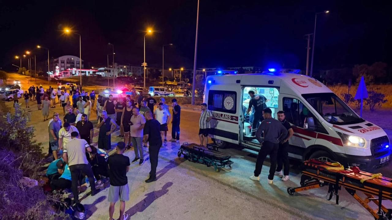 Aydın'ın Söke ilçesinde motosiklet ile iki otomobilin karıştığı zincirleme trafik kazasında 1 kişi hayatını kaybetti, 1 kişi yaralandı.