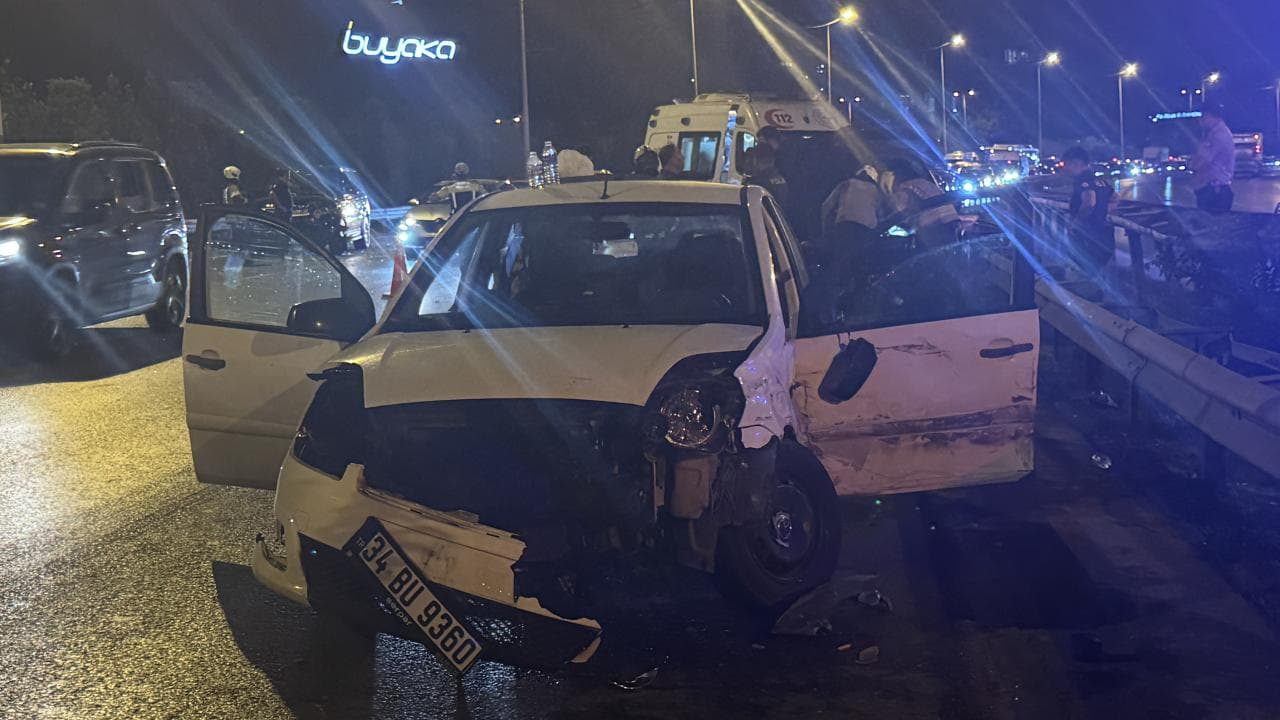 Ümraniye'de 4 aracın karıştığı zincirleme trafik kazasında 3 kişi yaralandı.