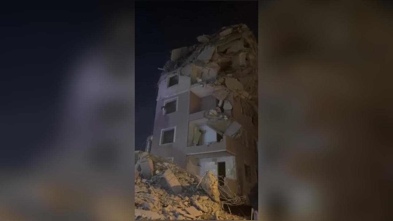 Küçükçekmece'de yıkımı yapılan bina çöktü: 2 yaralı
