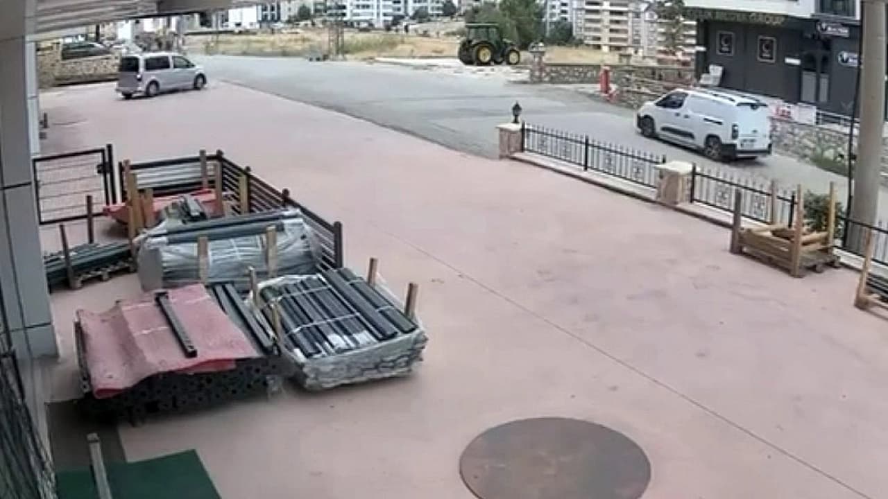 El Freni Çekilmeyen Araç İş Yerine Daldı