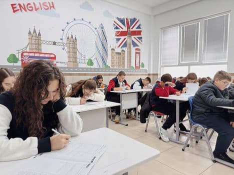 Öğrencilere İngilizce siyer kitabı dağıtıldı