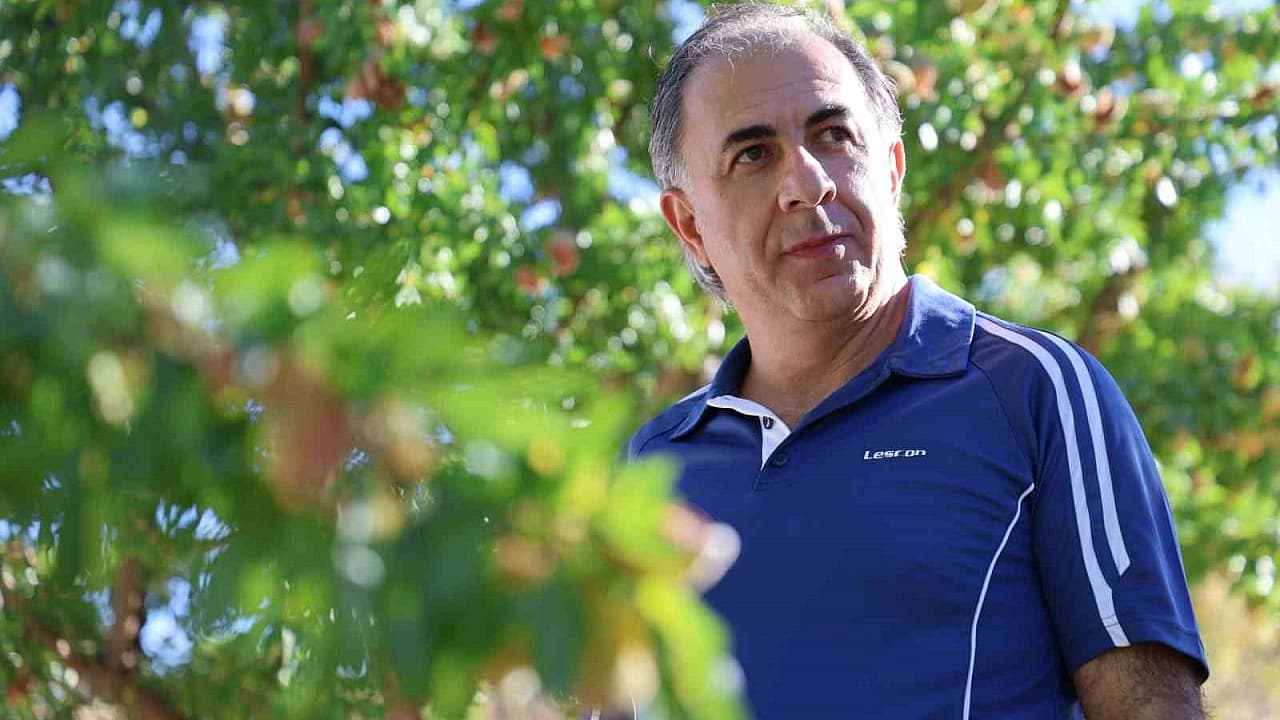 Tekstil Mühendisi, Arpa Tarlasını 9 Yılda Fransız Badem Bahçesine Dönüştürdü