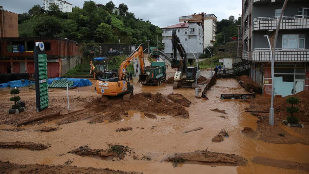 Rize'de etkili olan sağanak hayatı olumsuz etkiledi