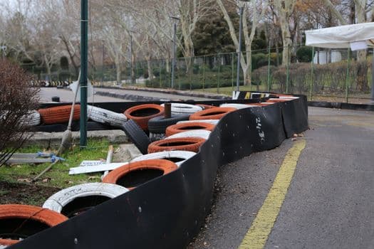 Otomobil bariyerlere çarptı: 5 yaralı